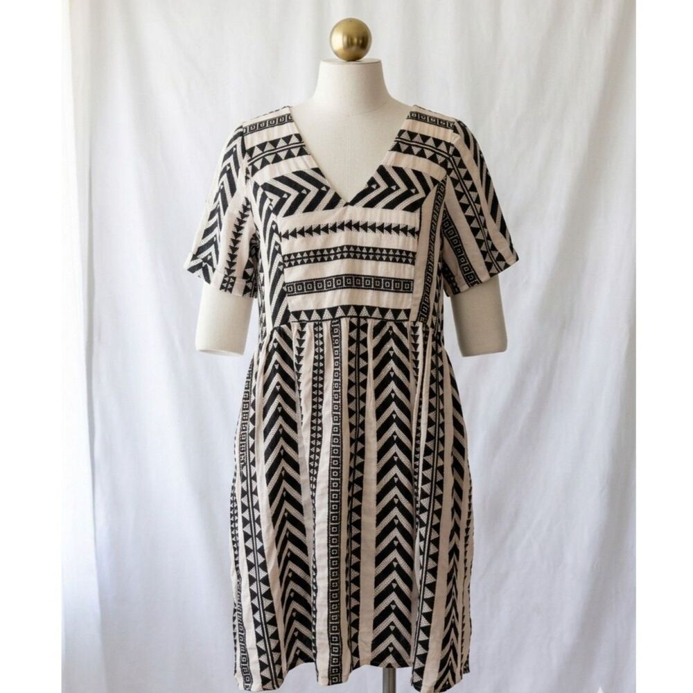 Old Navy Women’s Black/White Geometric Fit & Flare V-Neck Dress Sz L